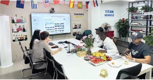 Zimbabwean Customers Visit TITAN to Buy Side Wall Trailer