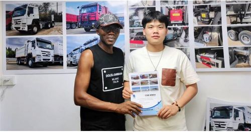 Namibian Customer Come to TITAN to Purchase Howo Tractor Head