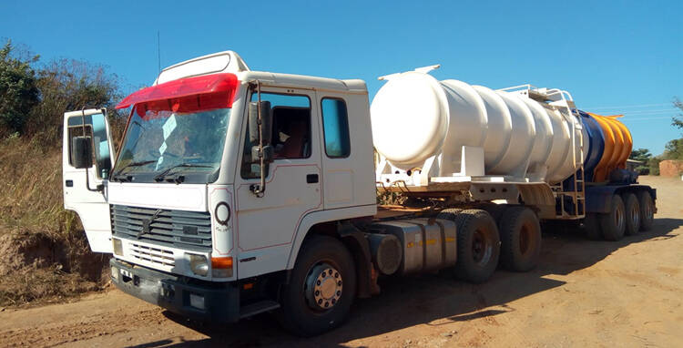 TITAN customer feedback picture of acid tanker trailer (1)