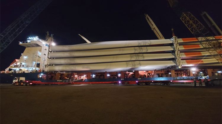 extendable trailer for wind turbine blade transport