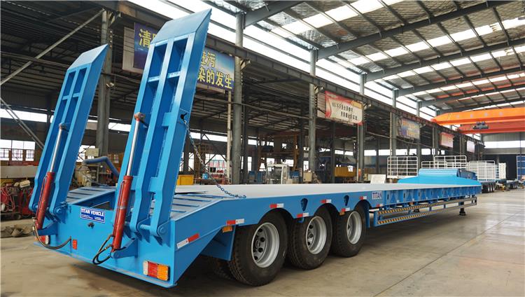 3 Axle Low Bed Trailer for Sale with Hydraulic Ramp 