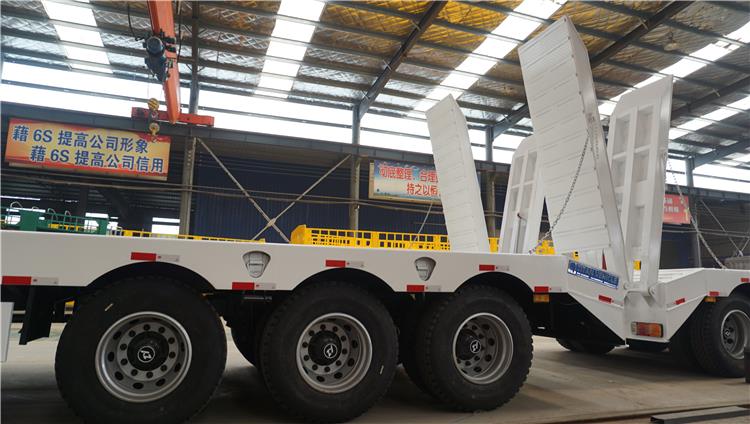 Heavy Duty 3 Axle Low Bed Truck for Sale in Mauritius