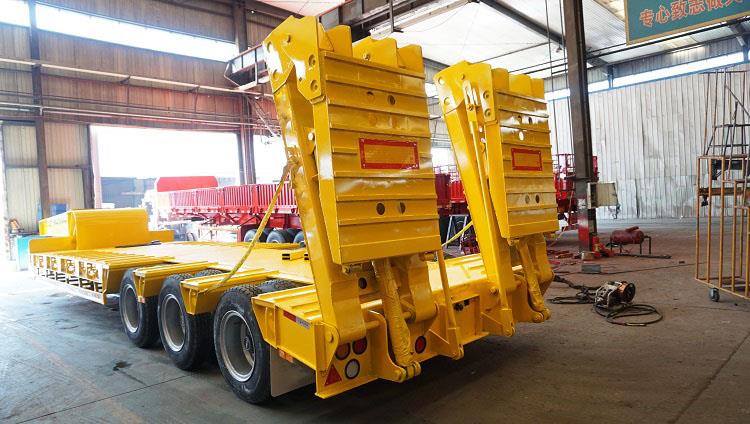 Cost of Tri Axle Step Deck Trailer for Sale in Malaysia