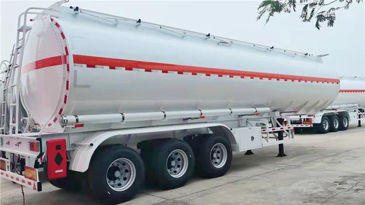 Oil Fuel Tanker Trailer with Capacity of 46800 Liters 
