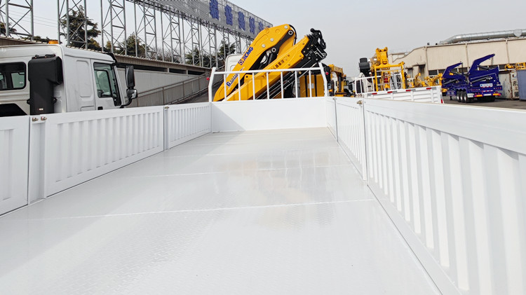 Flatbed Truck with Crane  XCMG Truck Vehicle Mounted Crane
