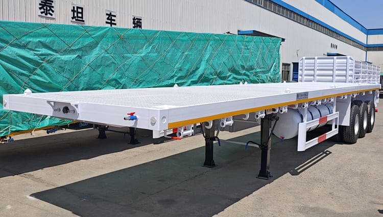 Tri Axle Flatbed Tractor Truck Trailer for Sale in Rwanda