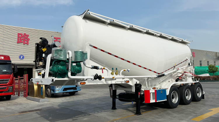 30 CBM Pneumatic Dry Bulk Tanker Trailer in UAE  