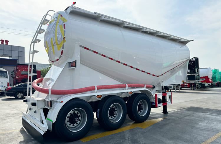 30 CBM Pneumatic Dry Bulk Tanker Trailer in UAE  